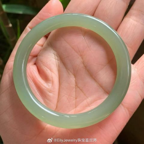 阳台自然光随手拍,精品和田玉湖水绿圆条镯子2,青海老熟料子,高冰起荧