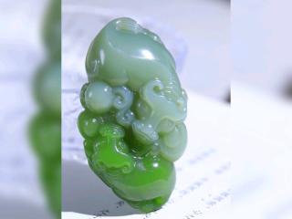和田玉碧玉牛挂件牛转乾坤,质地细润,油光四溢.精工雕琢牛首,五官雕工